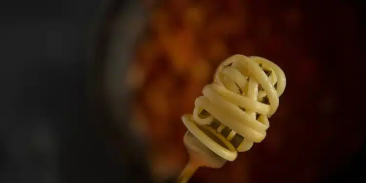 Pexels- Amanda Hemphil - fourchette avec pâte- recette pâte aglio e olio