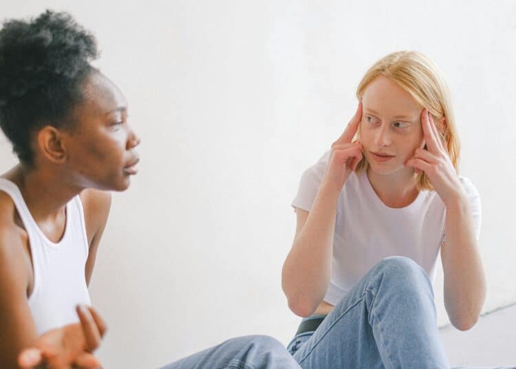 Pexels- Anna shvets-deux amies sous tension -Je n’ai pas de groupe d’amis stable, pourquoi ?