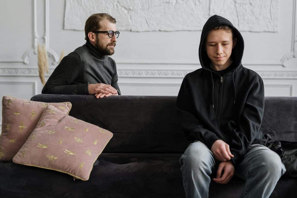 Pexels-Cottonbro Studio-garçon a du mal a parler à son père - X manières d’annoncer à ses parents que tu as une seconde session