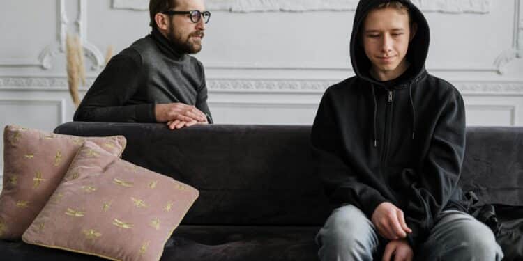 Pexels-Cottonbro Studio-garçon a du mal a parler à son père - X manières d’annoncer à ses parents que tu as une seconde session