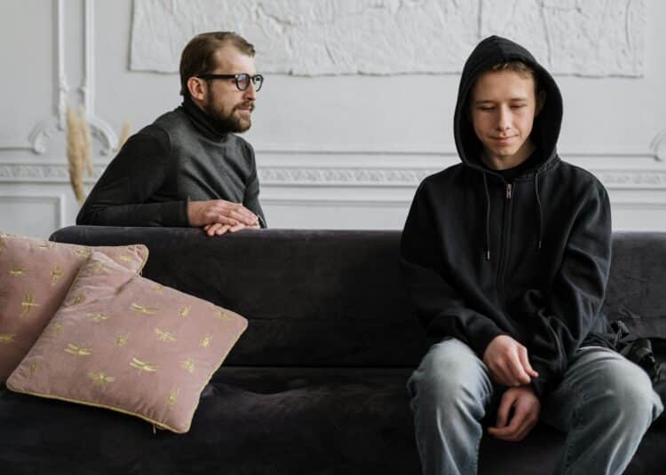 Pexels-Cottonbro Studio-garçon a du mal a parler à son père - X manières d’annoncer à ses parents que tu as une seconde session