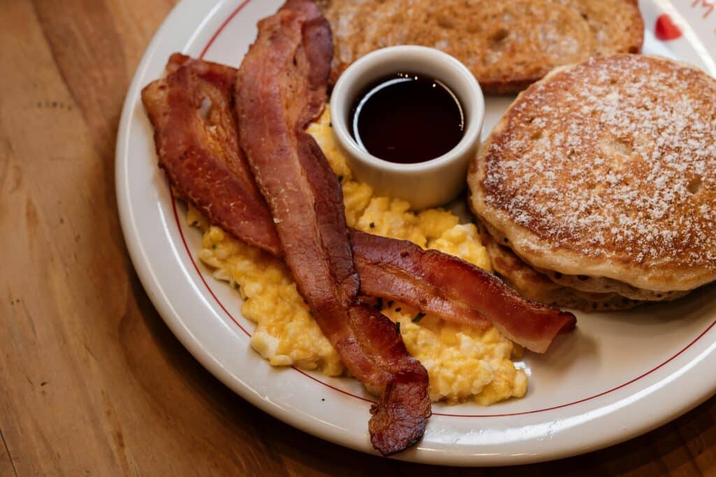 Pexels- Hebert Santos- petit déj avec oeufs brouillés bacon pancake - american breakfast