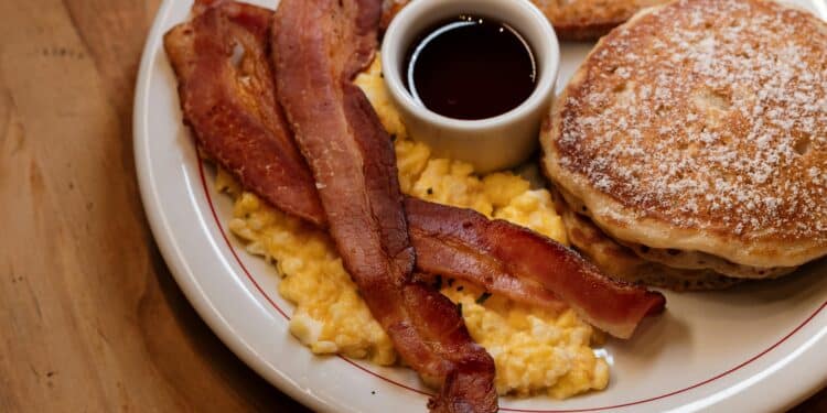 Pexels- Hebert Santos- petit déj avec oeufs brouillés bacon pancake - american breakfast