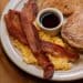 Pexels- Hebert Santos- petit déj avec oeufs brouillés bacon pancake - american breakfast