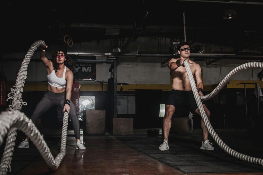 Pexels-Leonard Ardho-un garçon et une filles font du sport à 2 - Comment ne pas perdre la motivation pour aller à la salle de sport quand on est étudiant ?