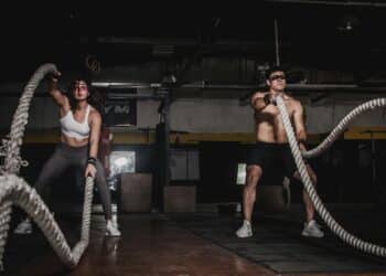Pexels-Leonard Ardho-un garçon et une filles font du sport à 2 - Comment ne pas perdre la motivation pour aller à la salle de sport quand on est étudiant ?