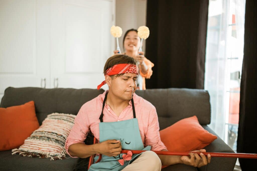 Pexels-RDNE Stock Project - amis qui s'amusent en faisant le ménage - 3 moyens fun de te répartir les corvées dans la coloc