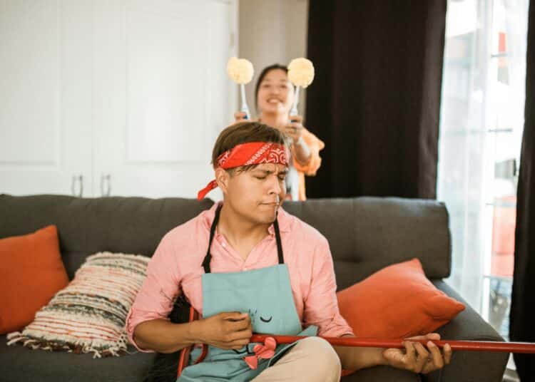 Pexels-RDNE Stock Project - amis qui s'amusent en faisant le ménage - 3 moyens fun de te répartir les corvées dans la coloc