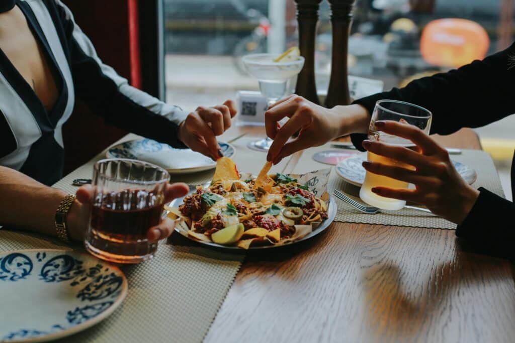 Pexels-Taha samet Arlsan-amis qui se partagent un plat et boivent un verre - 5 spots Food à Tester à Mons