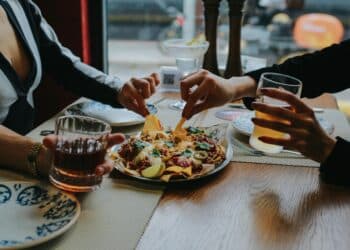 Pexels-Taha samet Arlsan-amis qui se partagent un plat et boivent un verre - 5 spots Food à Tester à Mons