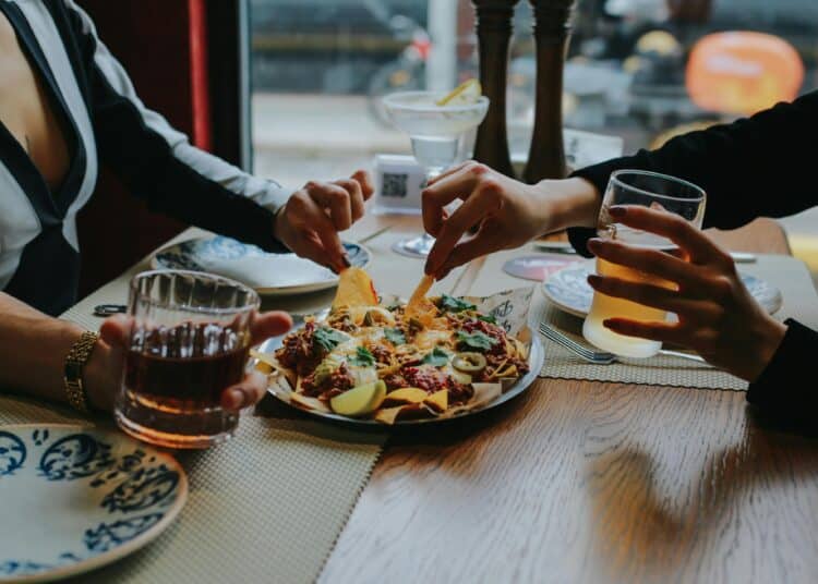Pexels-Taha samet Arlsan-amis qui se partagent un plat et boivent un verre - 5 spots Food à Tester à Mons