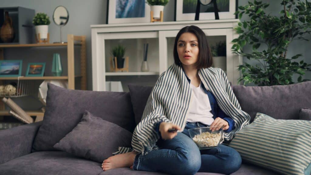 Pexels- Vitaly gariev - filles qui regarde la télé choquée - Ces séries signées vengeance que tu dois absolument voir