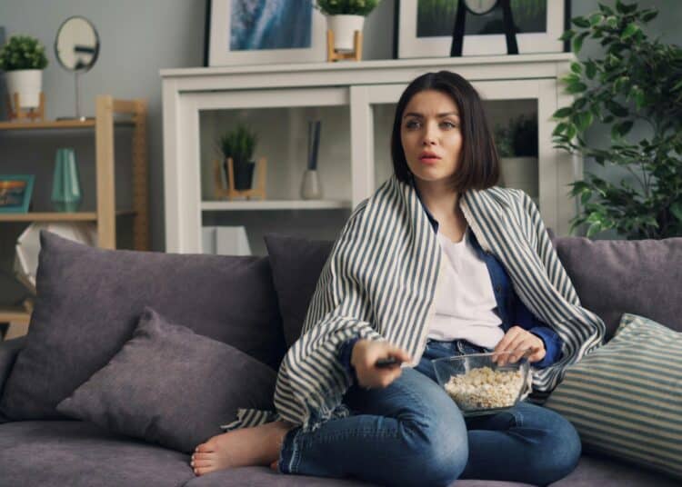 Pexels- Vitaly gariev - filles qui regarde la télé choquée - Ces séries signées vengeance que tu dois absolument voir