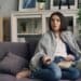 Pexels- Vitaly gariev - filles qui regarde la télé choquée - Ces séries signées vengeance que tu dois absolument voir