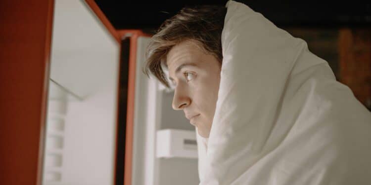 Pexels-cottonbro studio- étudiant qui regarde son frigo - Les indispensables à avoir dans son frigo quand on kot