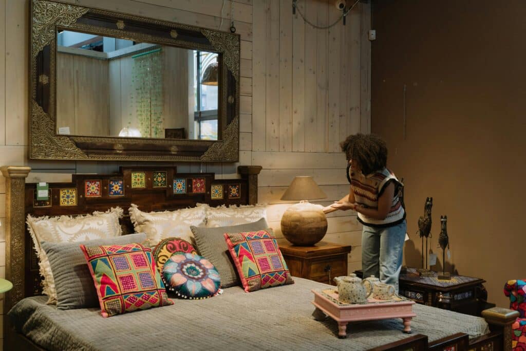 Pexels-cottonbro_studio-feille qui aménage sa chambre - 4 décorations incontournables à avoir dans ton kot