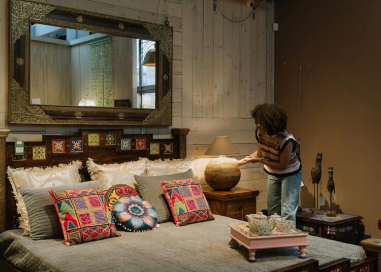 Pexels-cottonbro_studio-feille qui aménage sa chambre - 4 décorations incontournables à avoir dans ton kot