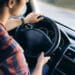 Pexels-jeshoots- personne au volant -Je n’ai pas encore mon permis de conduire, quand le passer ?