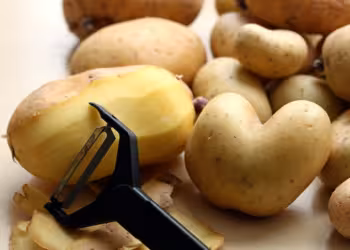 Unsplash- Peter Shad - pomme de terre dont 1 - epluchée - recette galette de pomme de terre farcies au fromage et à la dinde
