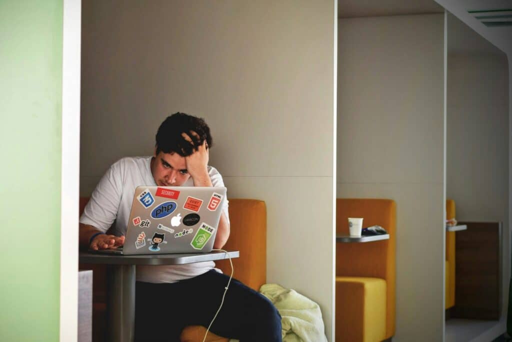 Unsplash - Tim Gouw-étudiant qui a du mal - 5 signes que les études que j’ai choisies ne sont pas faites pour moi