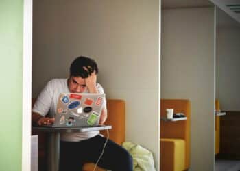 Unsplash - Tim Gouw-étudiant qui a du mal - 5 signes que les études que j’ai choisies ne sont pas faites pour moi