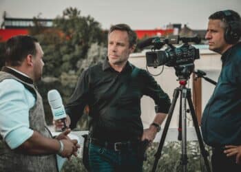 pexels-Mildo Makasardi - journaliste qui tends le micro a une personne - Le cordon sanitaire belge