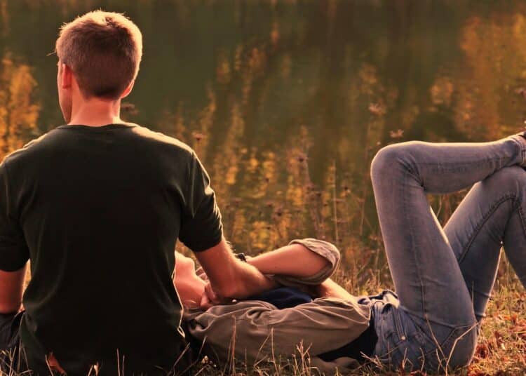 pexels-NoName13_-couple-au-bord-de-leau-Continuer-les-dates-avec-sonsa-partenaire-en-tant-quetudiant-