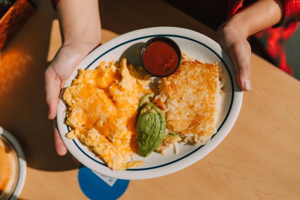 pexels-RDNE stock project - omelette avec sauce et avocat -Omelette fourre tout
