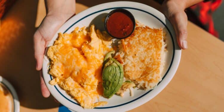 pexels-RDNE stock project - omelette avec sauce et avocat -Omelette fourre tout