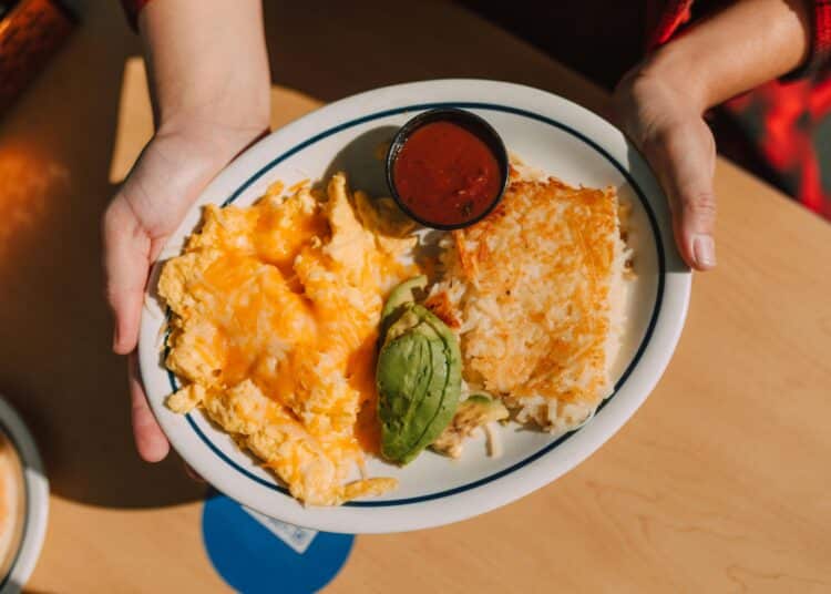 pexels-RDNE stock project - omelette avec sauce et avocat -Omelette fourre tout