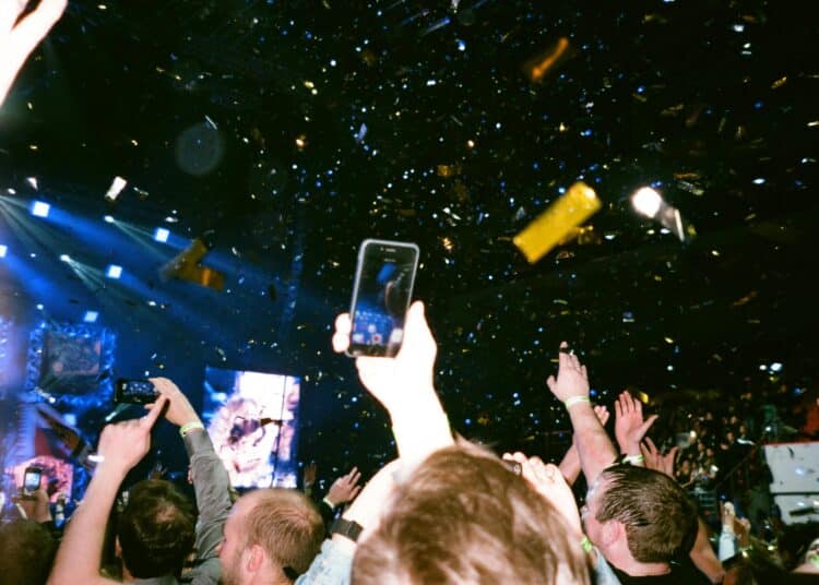 pexels-aleksandr-neplokhov-homme-qui-filme-en-festival-quel-type-de-festivalier-es-tu-au-Ronquieres-festival