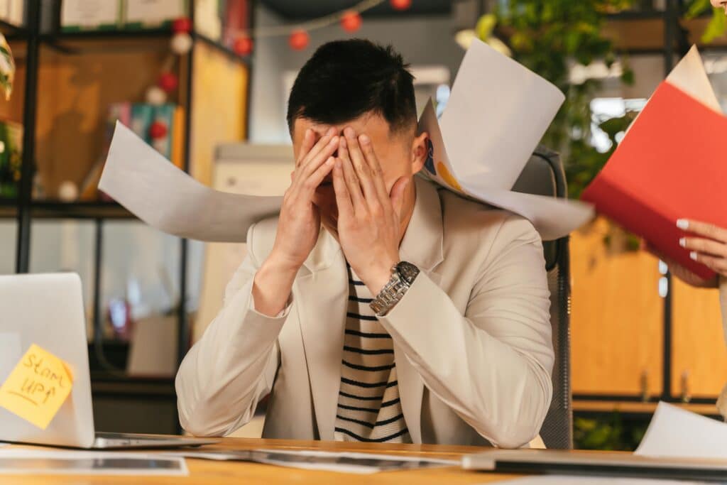 pexels-anthonyshkraba-production-jeune travaillleur triste de recevoir son préavis-Recevoir son préavis après un premier job, comment rebondir ?