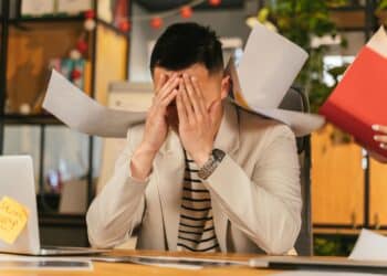 pexels-anthonyshkraba-production-jeune travaillleur triste de recevoir son préavis-Recevoir son préavis après un premier job, comment rebondir ?