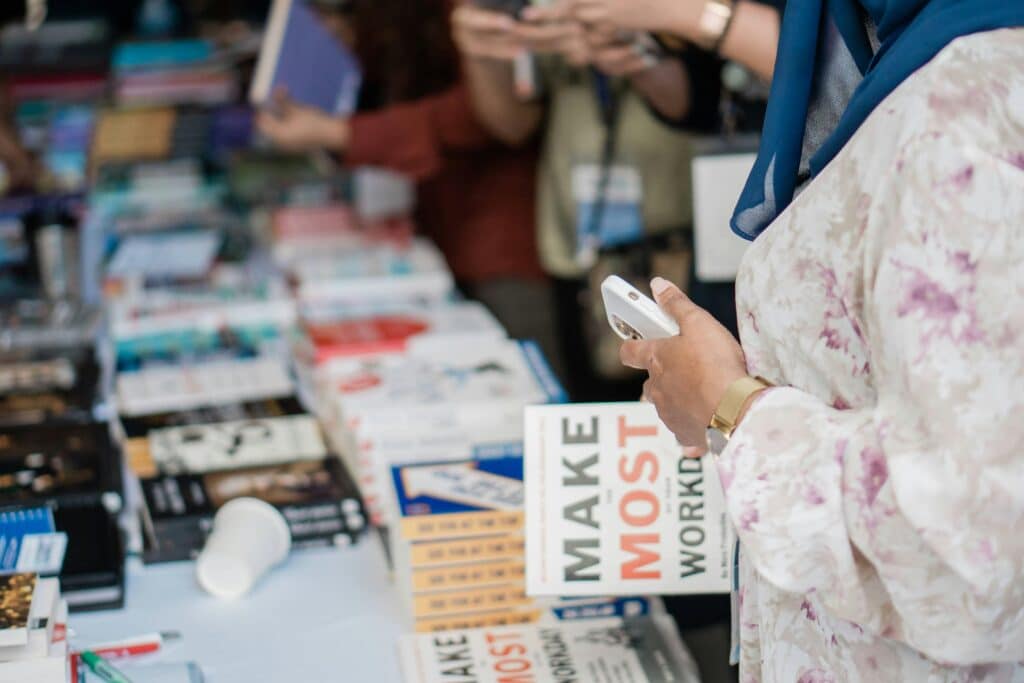 pexels-asadphoto-femme avec un livre dans les mains - L'ULB te donne rendez-vous à la foire du livre du 13 au 16 mars !
