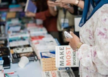 pexels-asadphoto-femme avec un livre dans les mains - L'ULB te donne rendez-vous à la foire du livre du 13 au 16 mars !