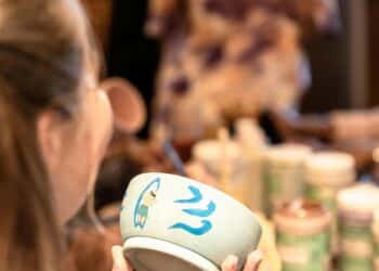 pexels-asadphoto-fille qui fait de la poterie - 4 activités à faire pour stimuler ta créativité pendant les études