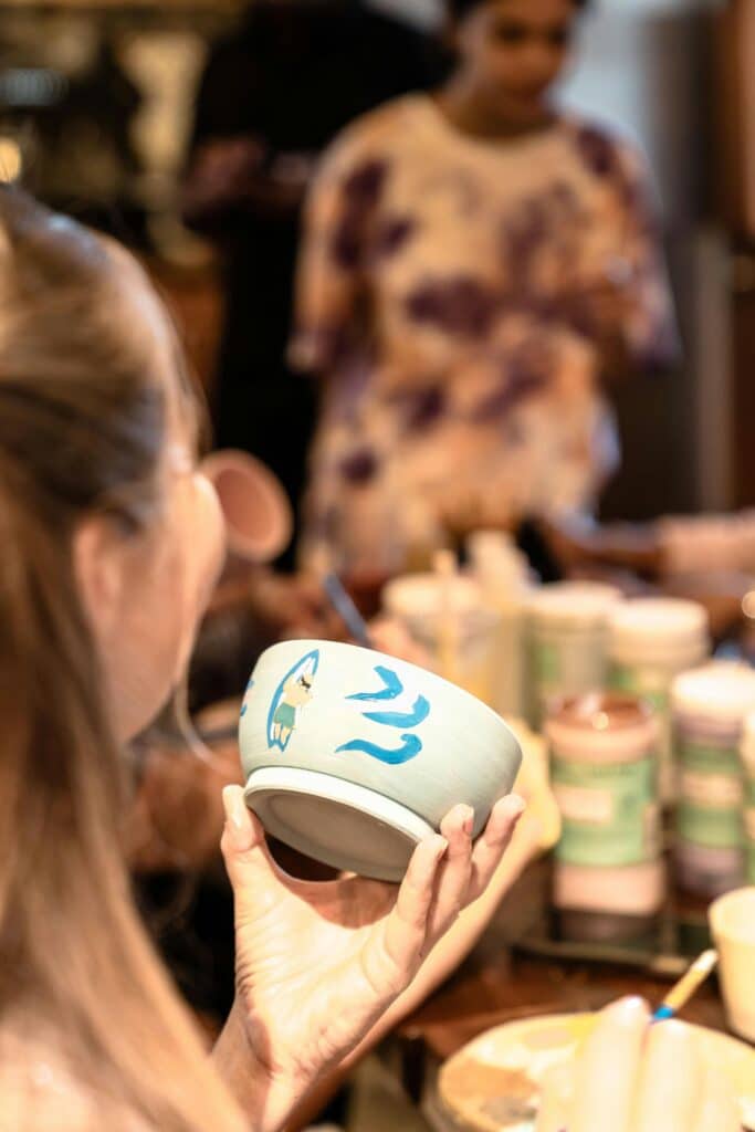 pexels-asadphoto-fille qui fait de la poterie - 4 activités à faire pour stimuler ta créativité pendant les études
