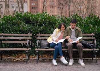 pexels-budgeron-bach-deux jeunes étudiants sur un banc et en couple-Comment gérer études et vie de couple ?