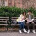 pexels-budgeron-bach-deux jeunes étudiants sur un banc et en couple-Comment gérer études et vie de couple ?