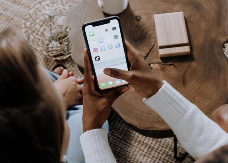 Les effets psychologiques du scrolling sans fin sur les réseaux sociaux