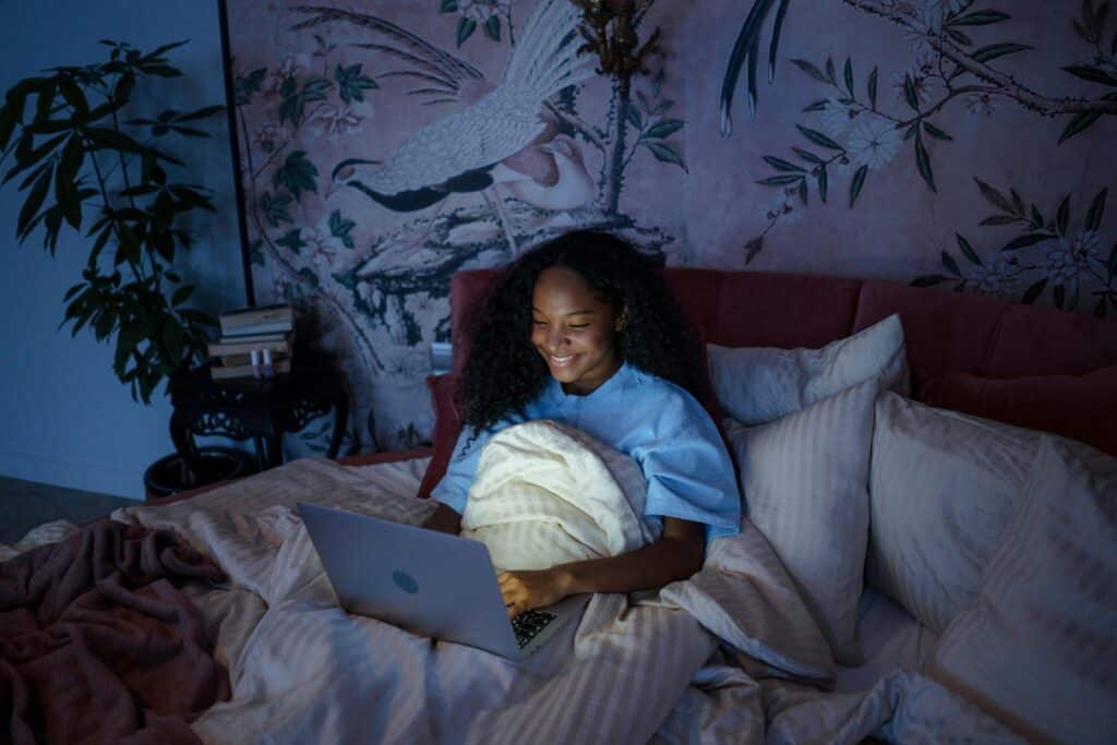 pexels-cottonbro-fille-devant-son-ordinateur-4-raisons-de-regarder-la-serie-Fleabag