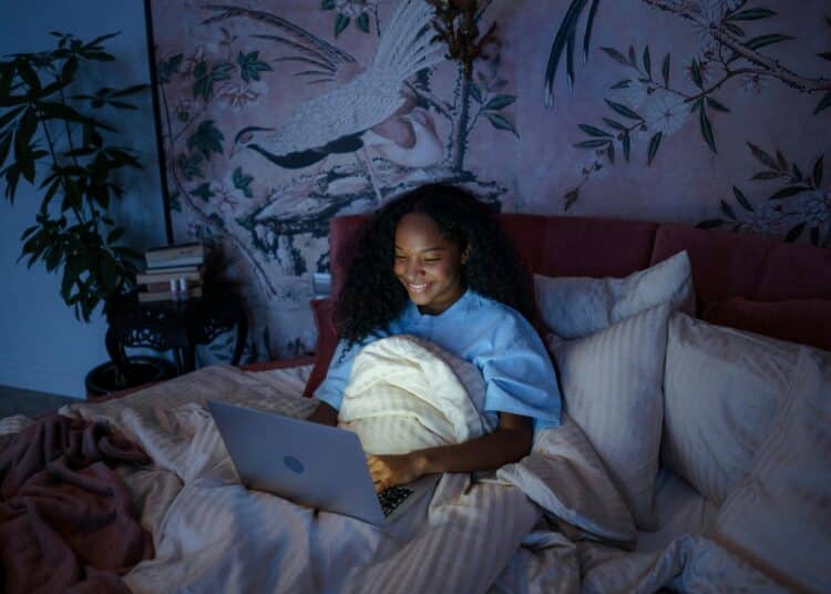 pexels-cottonbro-fille-devant-son-ordinateur-4-raisons-de-regarder-la-serie-Fleabag