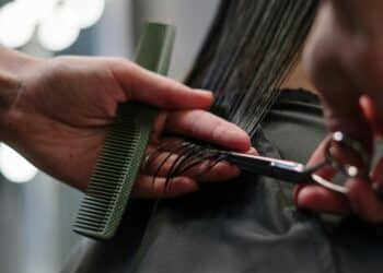 pexels-cottonbro-fille qui se fait couper les cheveux - Pourquoi couper ses cheveux au carré pendant les études ?