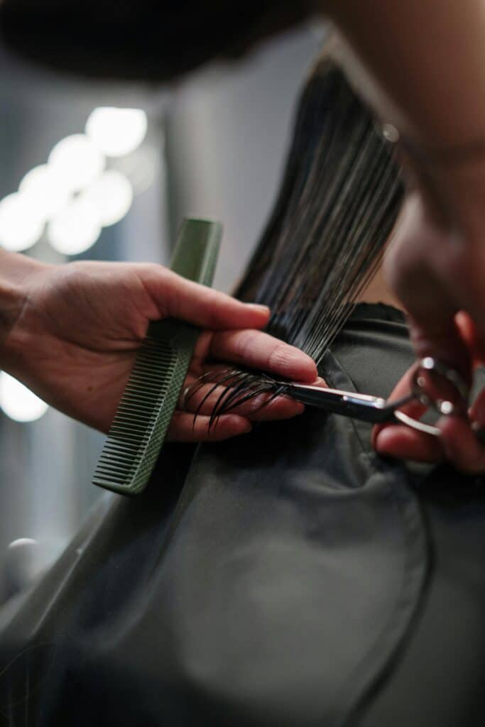 pexels-cottonbro-fille qui se fait couper les cheveux - Pourquoi couper ses cheveux au carré pendant les études ?