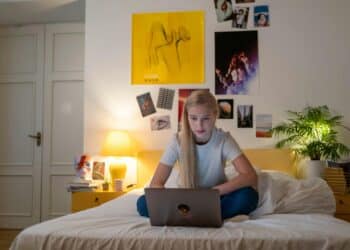 pexels-cottonbro-jeune étudiante qui étudie sur son lit le soir-7 astuces pour mieux travailler le soir pendant son blocus