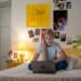 pexels-cottonbro-jeune étudiante qui étudie sur son lit le soir-7 astuces pour mieux travailler le soir pendant son blocus