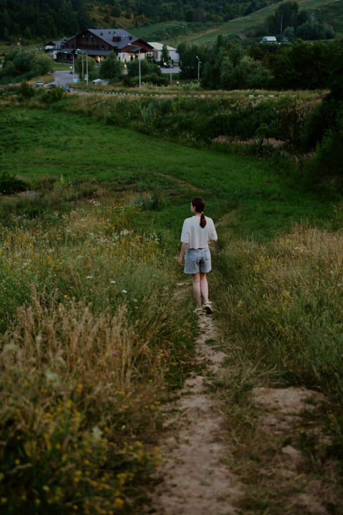 pexels-darya-grey_owl-femme qui marche seule dans nature - Pourquoi faire des choses seul.e pendant les études.