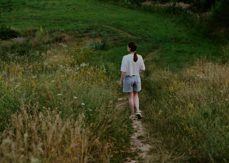 pexels-darya-grey_owl-femme qui marche seule dans nature - Pourquoi faire des choses seul.e pendant les études.
