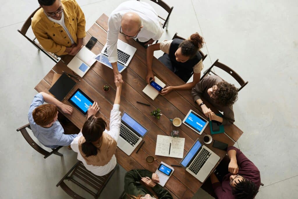 pexels-fauxels-groupe de travailleurs pendant une réunion importante-Où chercher son premier job ?