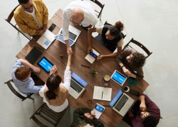 pexels-fauxels-groupe de travailleurs pendant une réunion importante-Où chercher son premier job ?